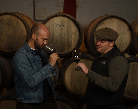 FELI y NESTI probando vinos en sala de barricasbodega ribera del cuarzo 033_00000001 1