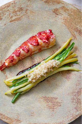 Blue Lobster,geen beans and butter, black garlic, grated fresh hazelnut, whipped butter, green curry and green yuzu kosho.Photo cred Gülben Gürler.jpg (1)-f320